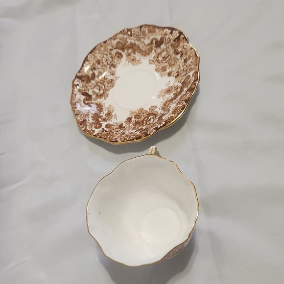 Elegant Floral Teacup and Saucer Set - Picture 4 of 6